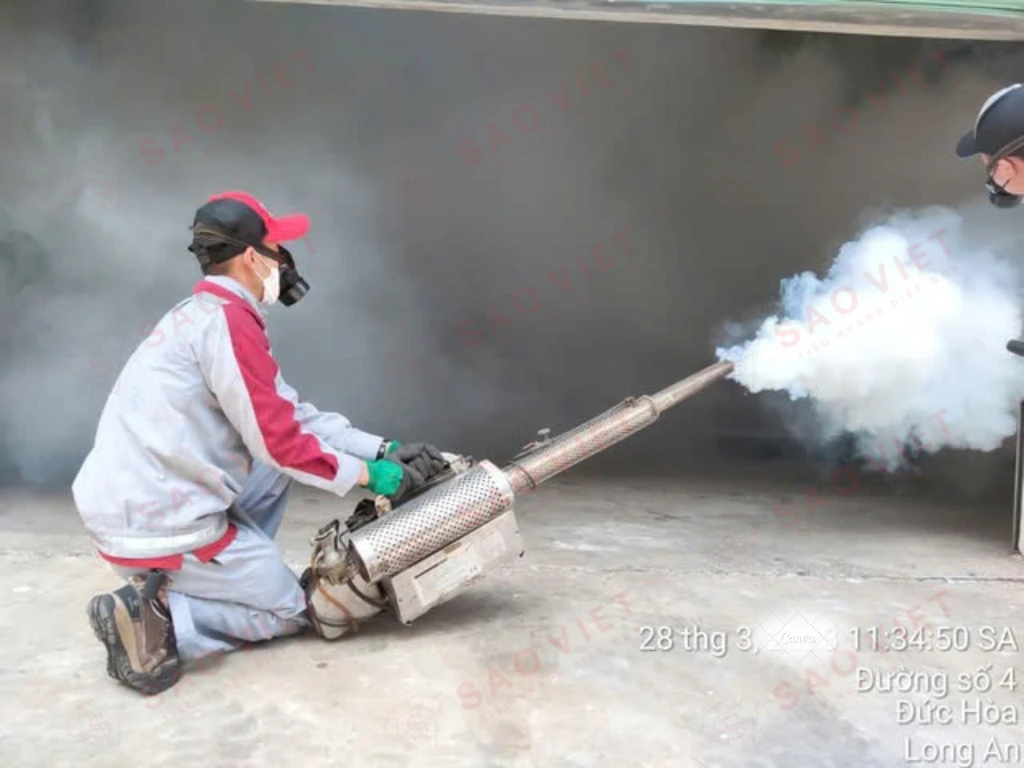 Phun khói khử trùng kho hàng