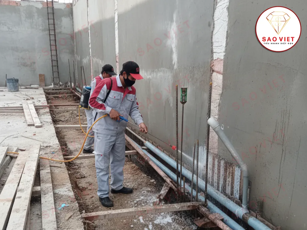 Nhân viên Sao Việt Pest chống mối nền móng công trình