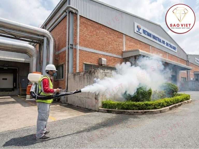 xịt côn trùng trong nhà máy