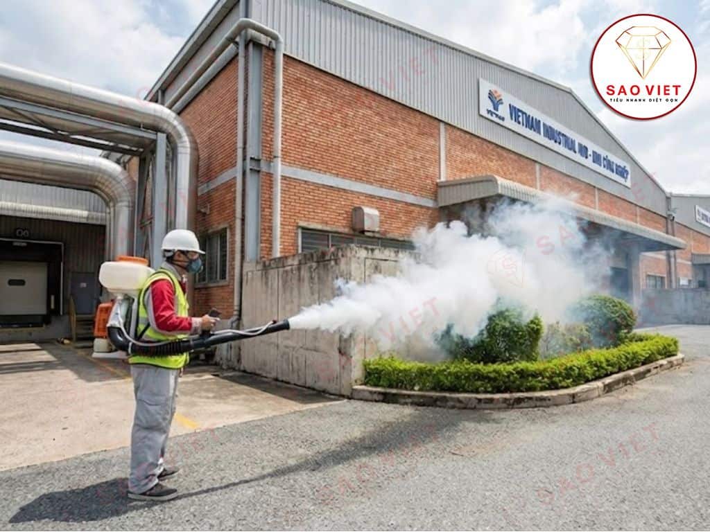 xịt côn trùng trong nhà máy