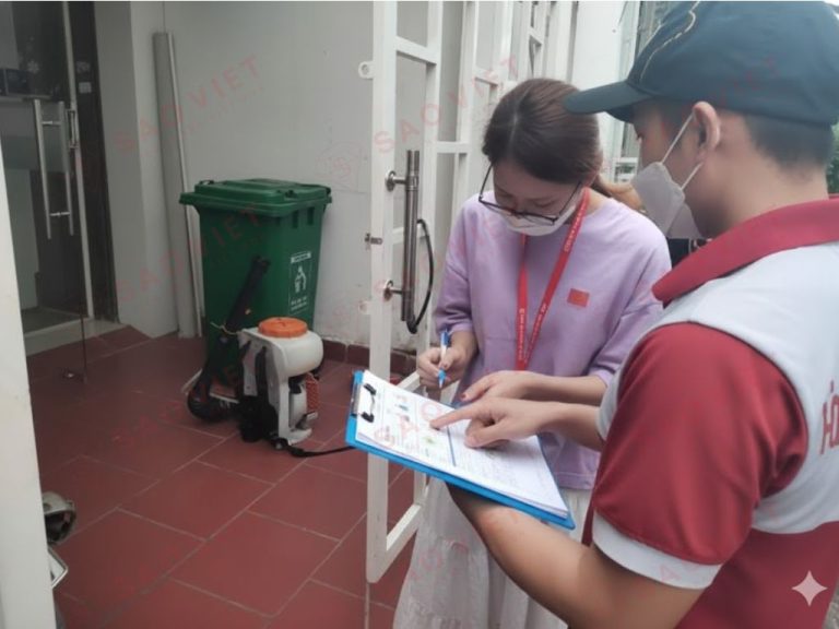 Kinh Nghiệm Vượt Kỳ Audit Kiểm Soát Côn Trùng Cho Nhà Máy 3 Chuyên gia Sao Việt Pest đang hướng dẫn khách hàng cách kiểm tra hồ sơ trước giờ G