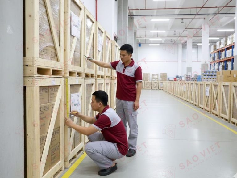 Kinh Nghiệm Vượt Kỳ Audit Kiểm Soát Côn Trùng Cho Nhà Máy 1 Kỹ thuật viên đang kiểm tra lại khoảng cách an toàn của các kiện hàng so với tường nhà kho