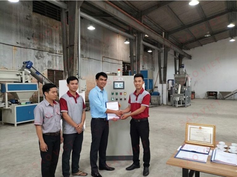 Đội kỹ thuật và đại diện khách hàng tại buổi bàn giao cuối dự án.