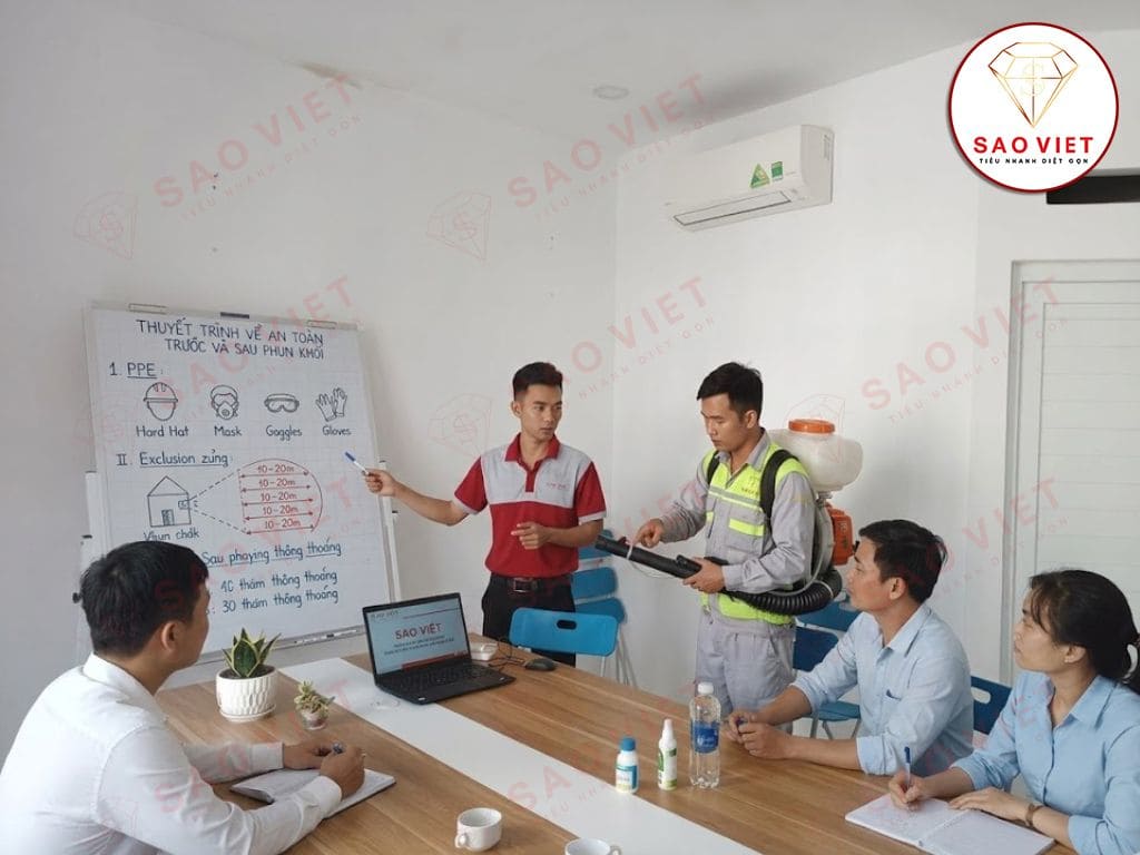 Ảnh đội kỹ thuật tư vấn trực tiếp về an toàn cho nhân sự khách hàng