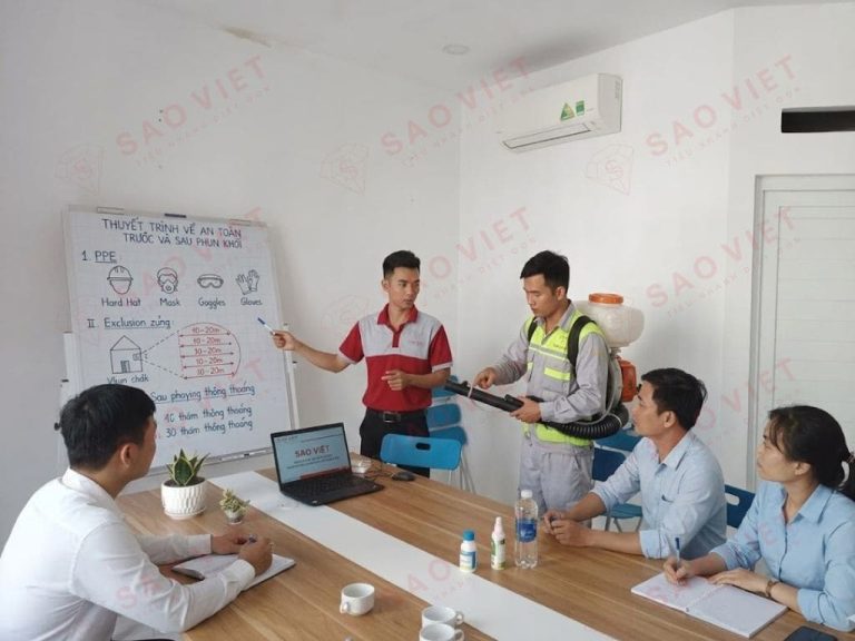 Ảnh đội kỹ thuật tư vấn trực tiếp về an toàn cho nhân sự khách hàng.