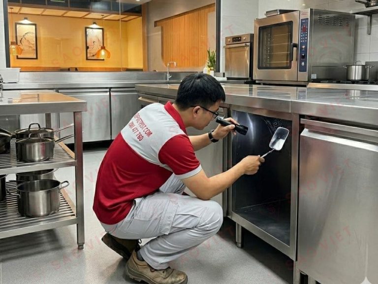 Khu bếp/nhà hàng được kỹ thuật viên kiểm tra các điểm khuất