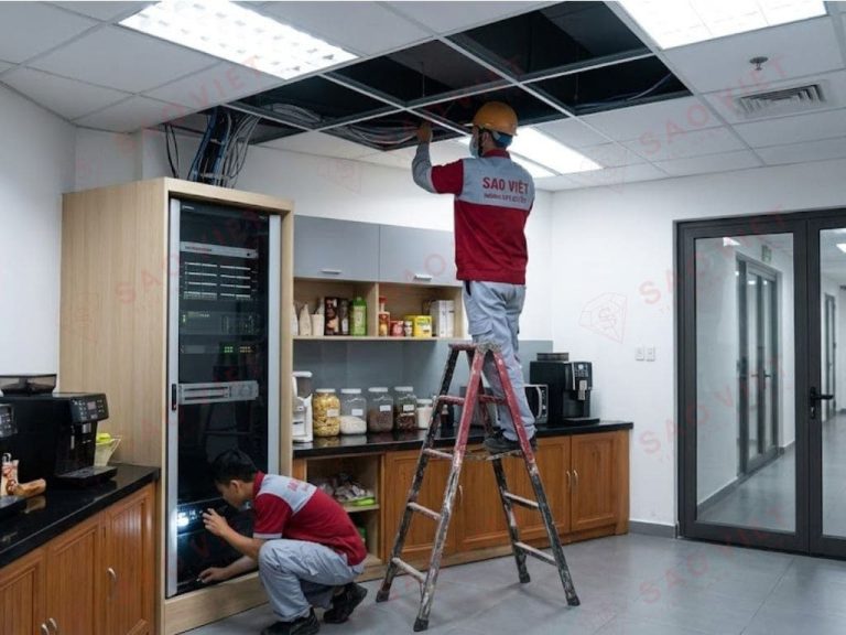 Ảnh kỹ thuật viên xử lý tại trần giả, phòng kỹ thuật, khu pantry.