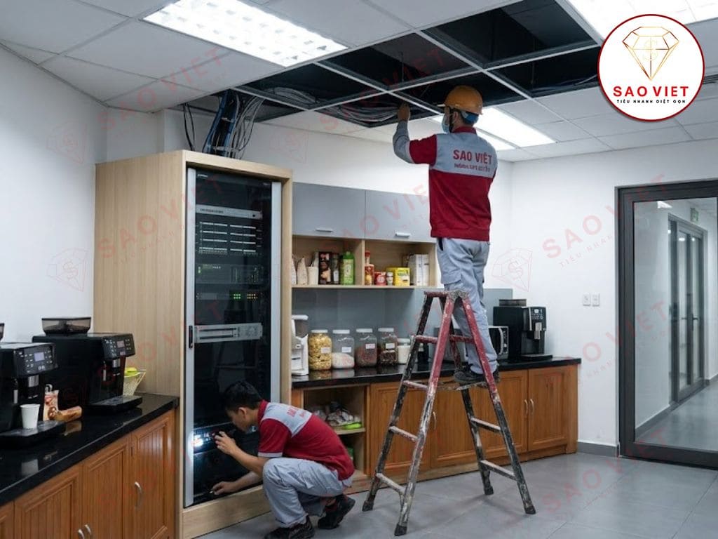 anh-ky-thuat-vien-xu-ly-tai-tran-gia-phong-ky-thuat-khu-pantry