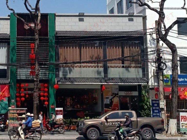 Ảnh các kỹ thuật viên đang tiến hành kiểm tra tòa nhà văn phòng hiện đại tại Hà Nội