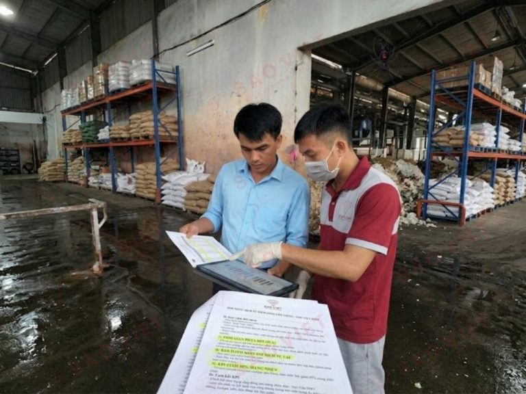 Dịch Vụ Diệt Nhện Hải Phòng – VSIP, An Dương 3 Nhân viên tư vấn đang giải thích bảng báo cáo chi phí và quy trình bảo hành cho quản lý nhà máy tại KCN An Dương