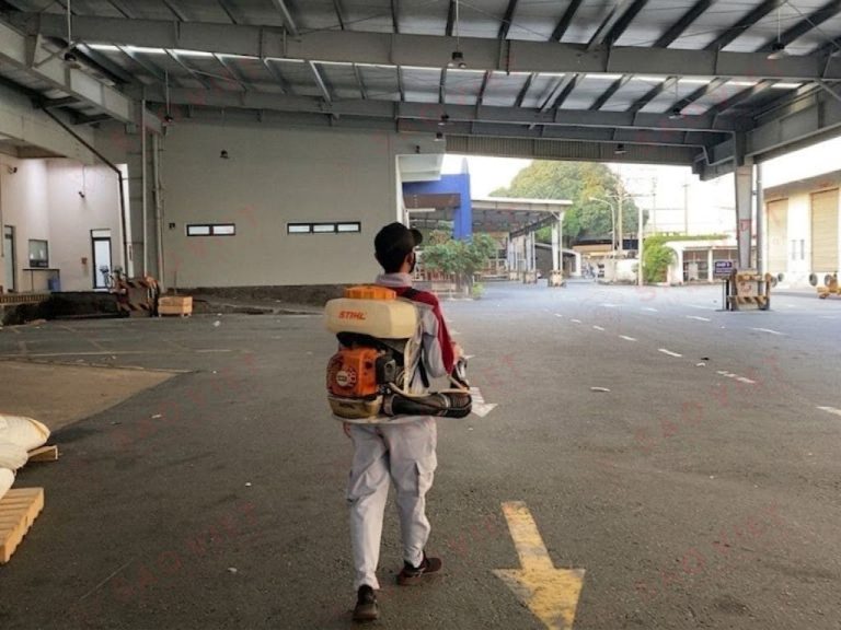 Đội ngũ chuyên gia Sao Việt Pest thực hiện khảo sát hiện trạng nhiễm mạt tại nhà máy thực phẩm lớn