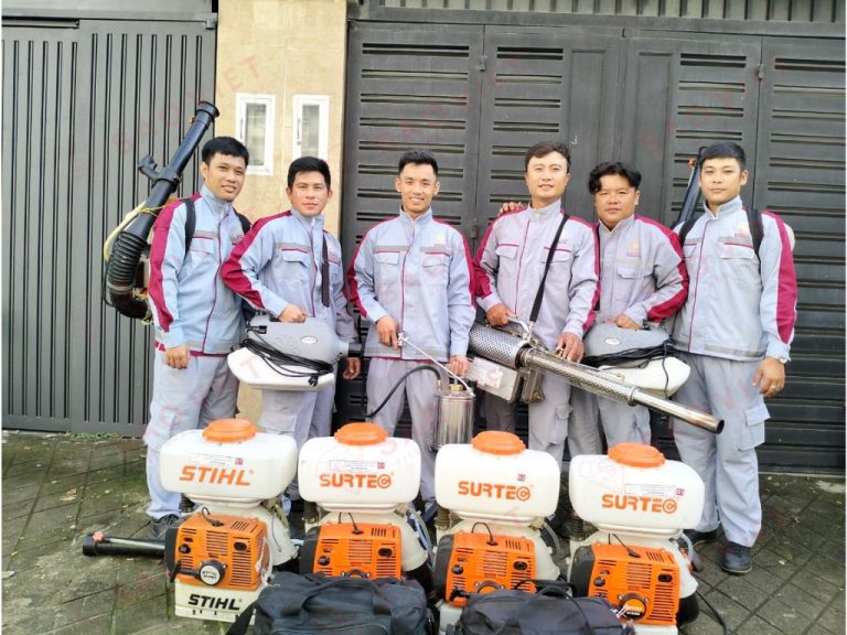 Đội ngũ kỹ sư chuyên nghiệp triển khai dịch vụ xử lý mạt bụi tại các tòa nhà văn phòng