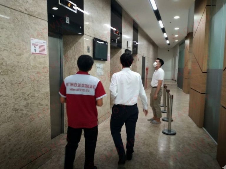 Giải pháp chặn cuốn chiếu xâm nhập sảnh và tầng hầm tòa nhà 3 Kỹ thuật viên Sao Việt Pest đang khảo sát kiểm tra khu vực tòa nhà văn phòng