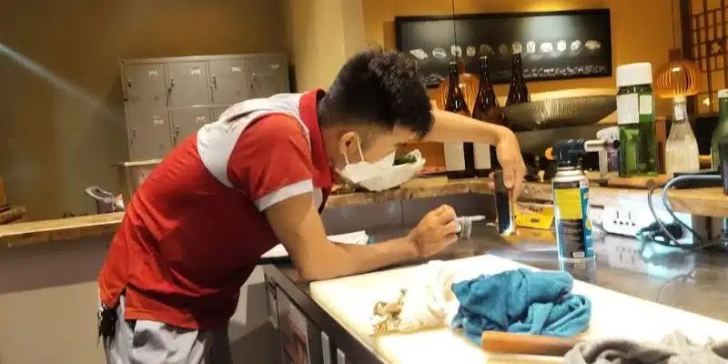Nhân viên thực hiện công việc diệt gián tại bếp của nhà hàng