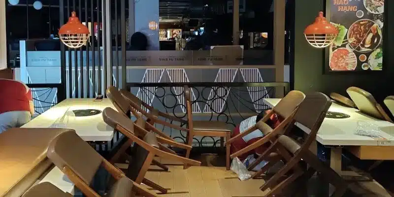 Nhân viên thực hiện công việc diệt gián tại nhà hàng