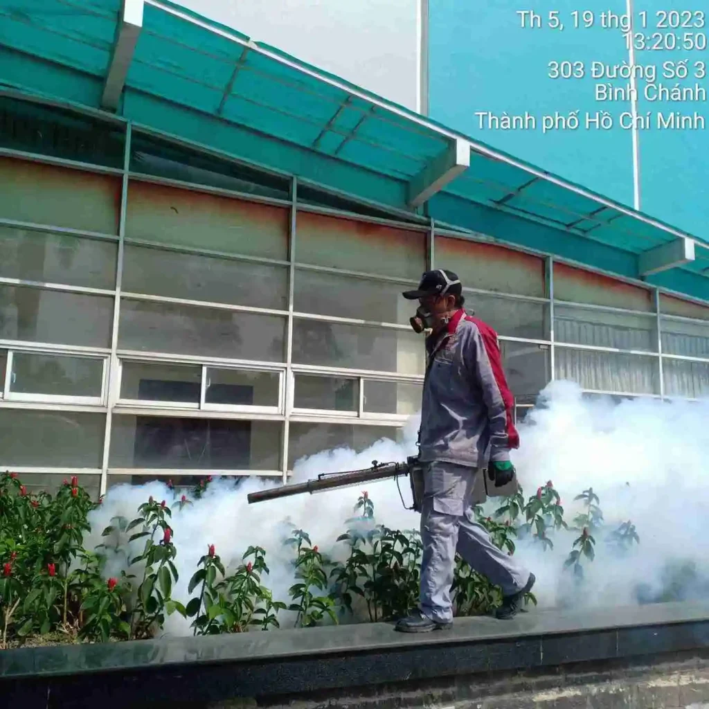 Sao Việt phun khói đuổi rắn côn trùng bầy muỗi cho khu vực vành đai xung quanh trường học quốc tế AES