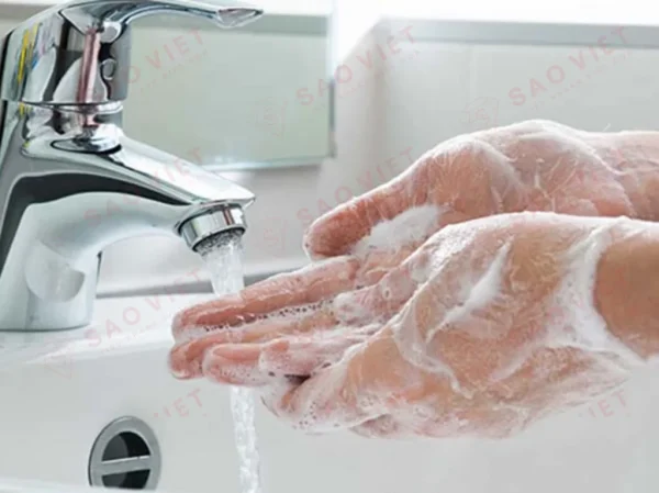 Cần vệ sinh vết thương ngay với nước ấm và xà phòng nếu bị gián cắn